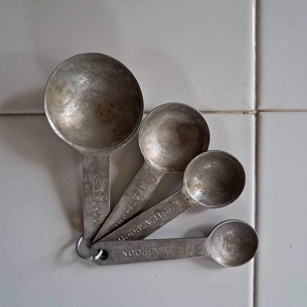 VINTAGE ROUND META MEASURING SPOONS W/METAL RING SET Of 4